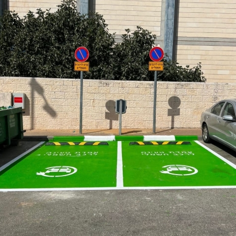 שתי עמדות טעינה חשמליות ראשונות הוצבו השבוע באריאל