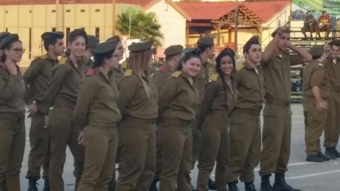 השוחרים בטקס חשיפת הכותפות בבה"ד 20