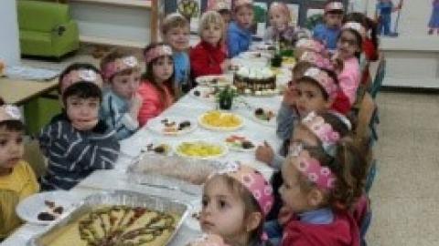 ילדי הגנים בסעודת טו בשבט