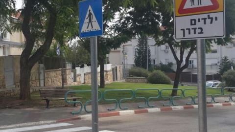 הצבת תמרורים במעברי החציה