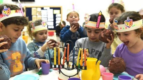 ילדי גן חובה שקד צולמו ע"י  מערכת WALLA