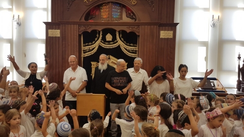 תפילה בבית הכנסת אוהל חנה