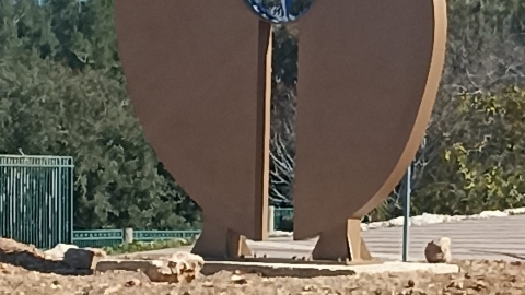 פסל כיכר השוטר.jpg